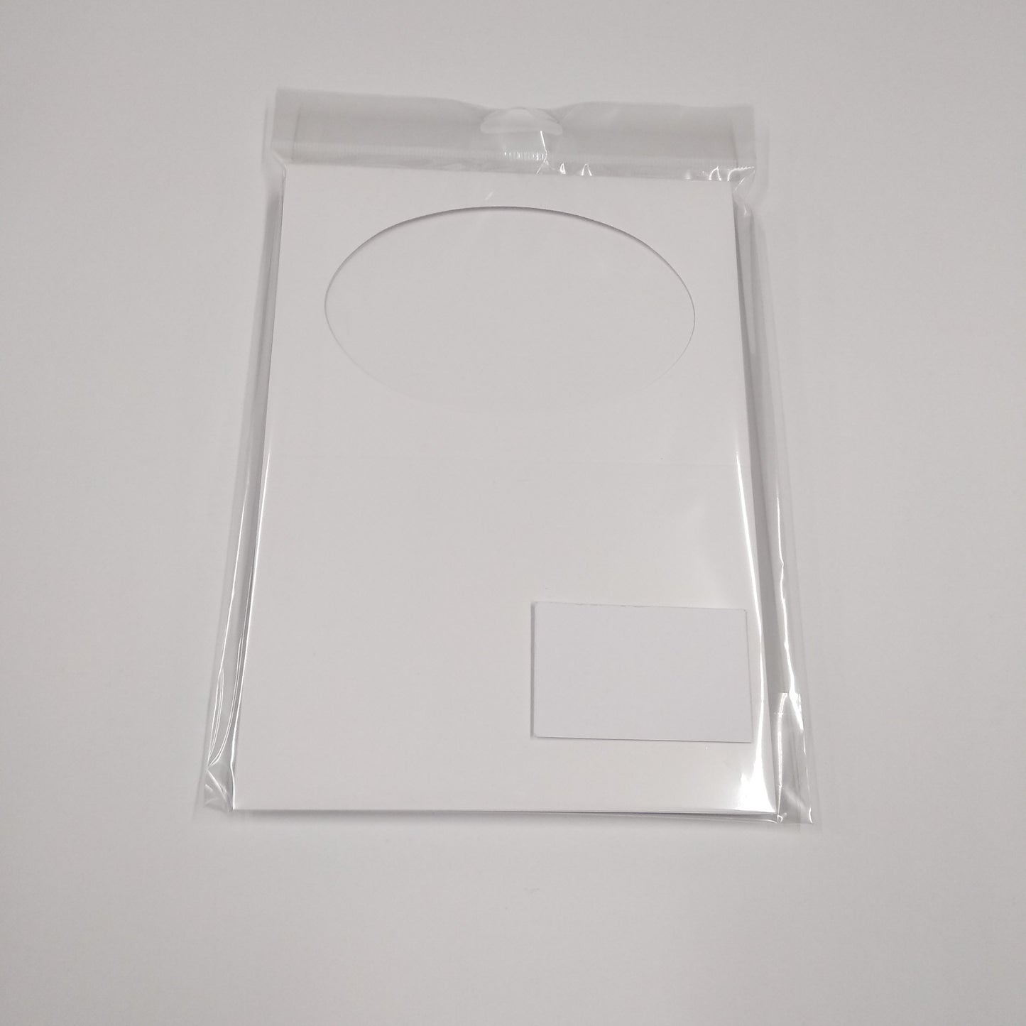 10 x A6 White Tri-Fold Oval Aperture Cards & Envelopes